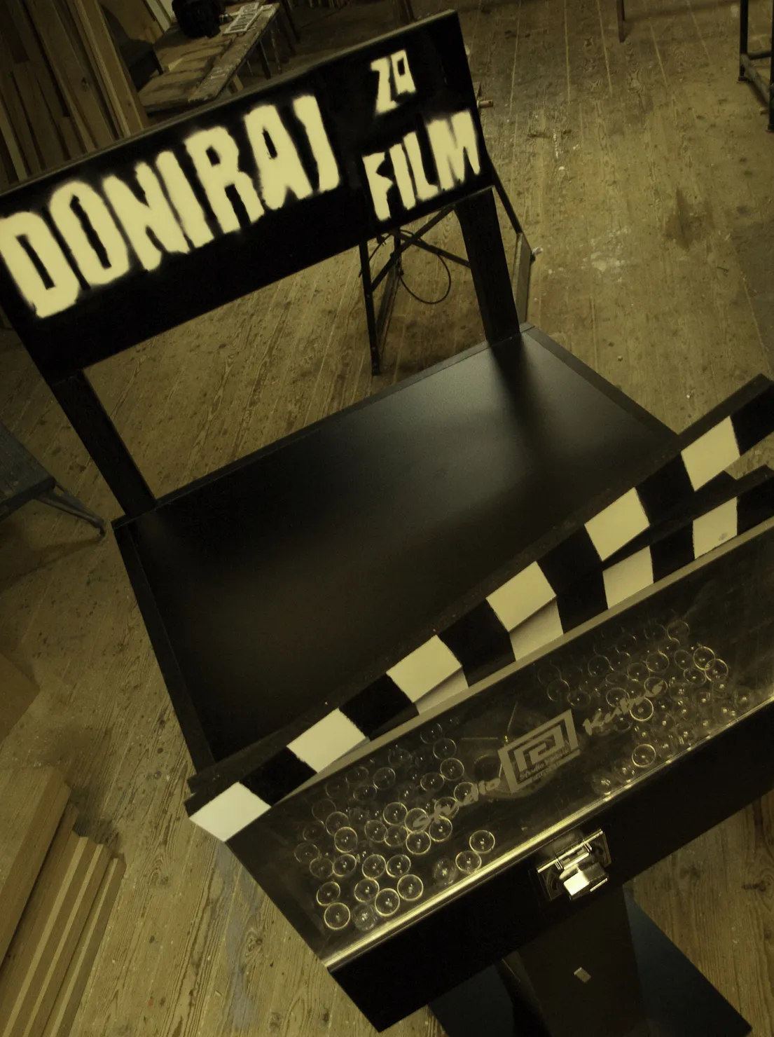 Život + režije — production still